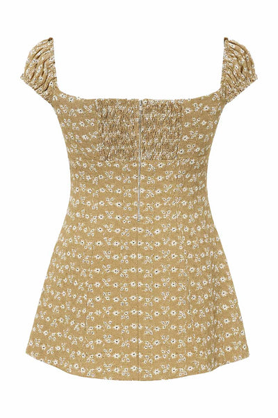 Vestido corto de fit ajustado, manga corta con rib elástico en bordes, escote redondeado con cortes y plisados frontales, lazo amarrable frontal, fruncido en espalda y cierre posterior con cremallera visible en contraste. Detalle de perforado en tejido.