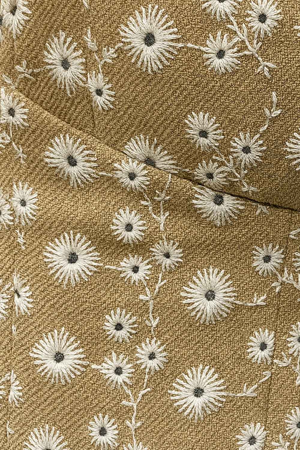 Vestido corto de fit ajustado, manga corta con rib elástico en bordes, escote redondeado con cortes y plisados frontales, lazo amarrable frontal, fruncido en espalda y cierre posterior con cremallera visible en contraste. Detalle de perforado en tejido.