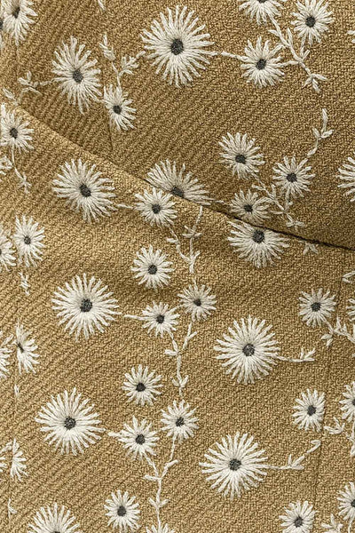 Vestido corto de fit ajustado, manga corta con rib elástico en bordes, escote redondeado con cortes y plisados frontales, lazo amarrable frontal, fruncido en espalda y cierre posterior con cremallera visible en contraste. Detalle de perforado en tejido.