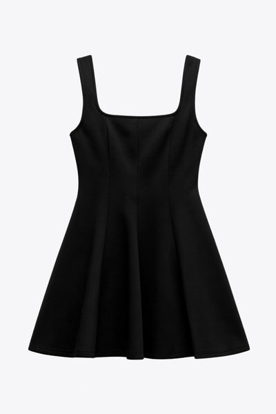 Vestido corto de tirantes, cortes frontales, escote cuadrado y corte en a con olanes en bajo.