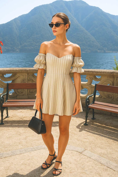 Vestido corto de hombros descubiertos, estampado rayas, escote corazón, manga corta abullonada con rib elástico y olanes en borde, corte en a y cierre posterior con cremallera oculta.