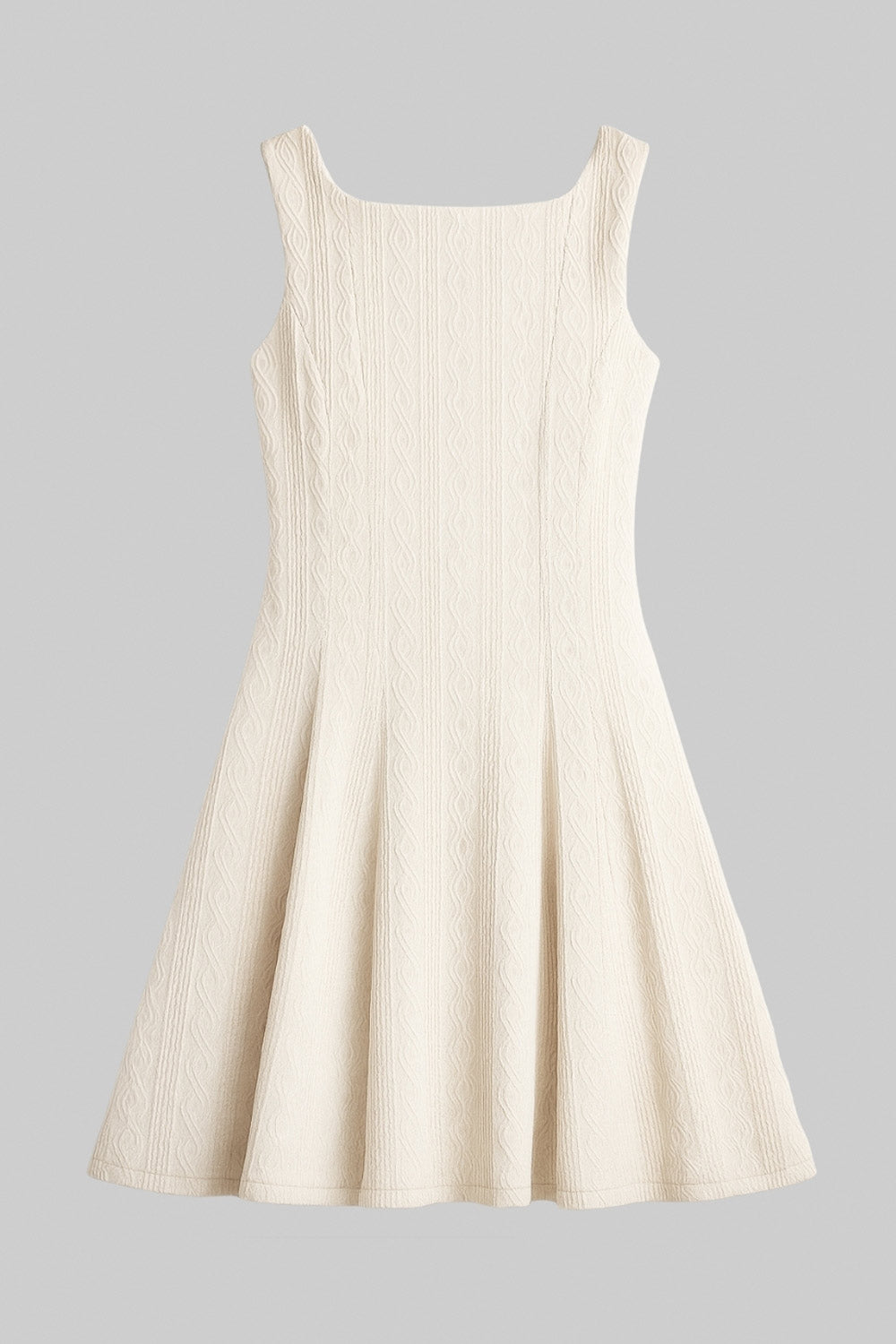Vestido corto de cuello barco, sin mangas, pinzas frontales, escote en espalda y corte en a con olanes en bajo. Detalle de textura en tejido.