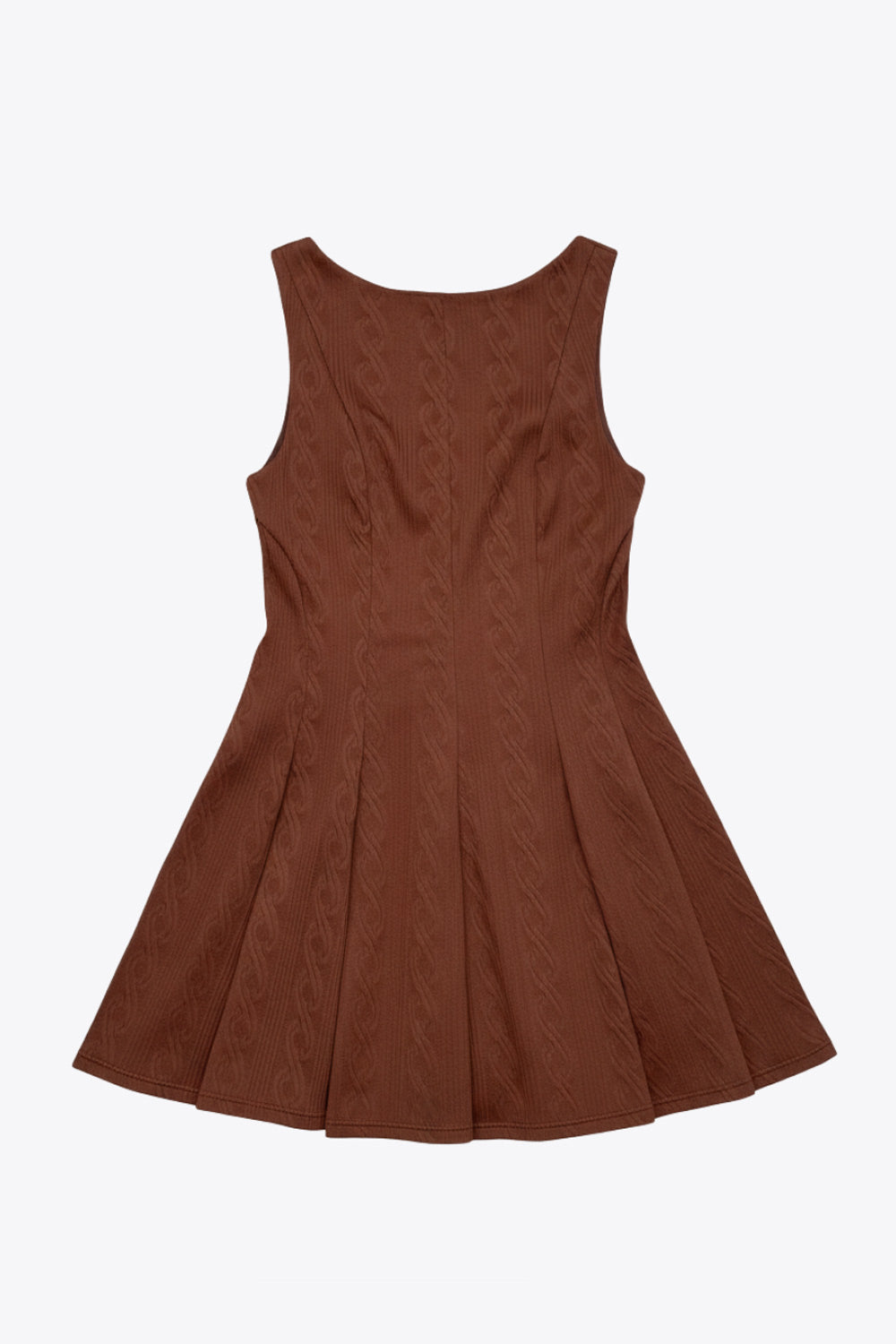 Vestido corto de cuello barco, sin mangas, pinzas frontales, escote en espalda y corte en a con olanes en bajo. Detalle de textura en tejido.