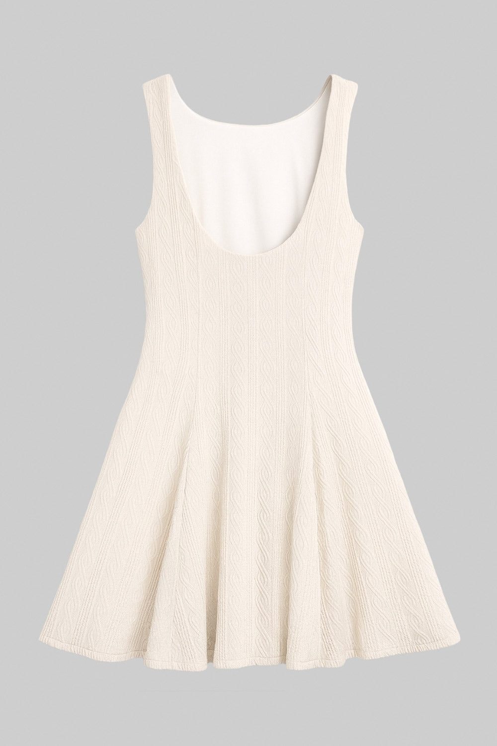 Vestido corto de cuello barco, sin mangas, pinzas frontales, escote en espalda y corte en a con olanes en bajo. Detalle de textura en tejido.