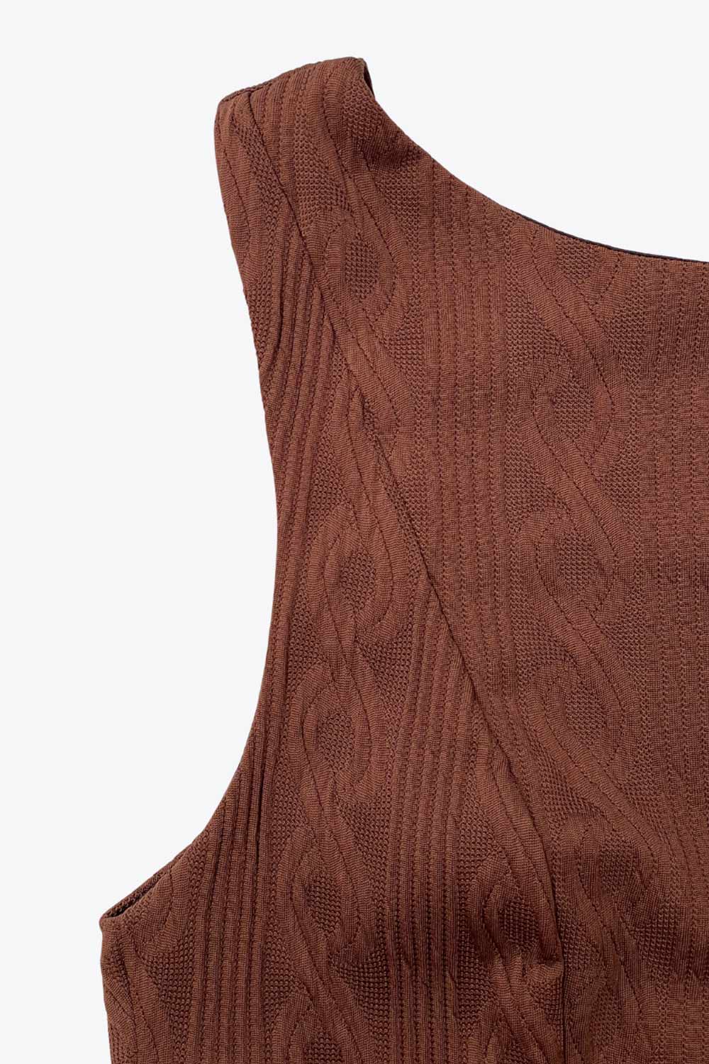 Vestido corto de cuello barco, sin mangas, pinzas frontales, escote en espalda y corte en a con olanes en bajo. Detalle de textura en tejido.