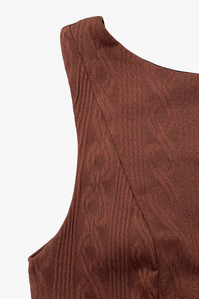 Vestido corto de cuello barco, sin mangas, pinzas frontales, escote en espalda y corte en a con olanes en bajo. Detalle de textura en tejido.