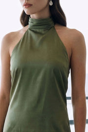 Vestido corto satinado de fit ajustado, cuello halter alto con plisados decorativos, sin mangas, escote en espalda, cierre posterior con botón, ojal y cremallera oculta.
