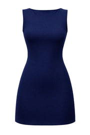 Vestido corto básico de fit ajustado, sin mangas y cuello barco.