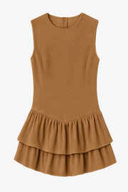 Vestido corto de pana, fit ajustado, cuello redondo, sin mangas, pinzas frontales, corte v frontal en cadera y doble capa de olanes en bajo. Cierre posterior con cremallera oculta.