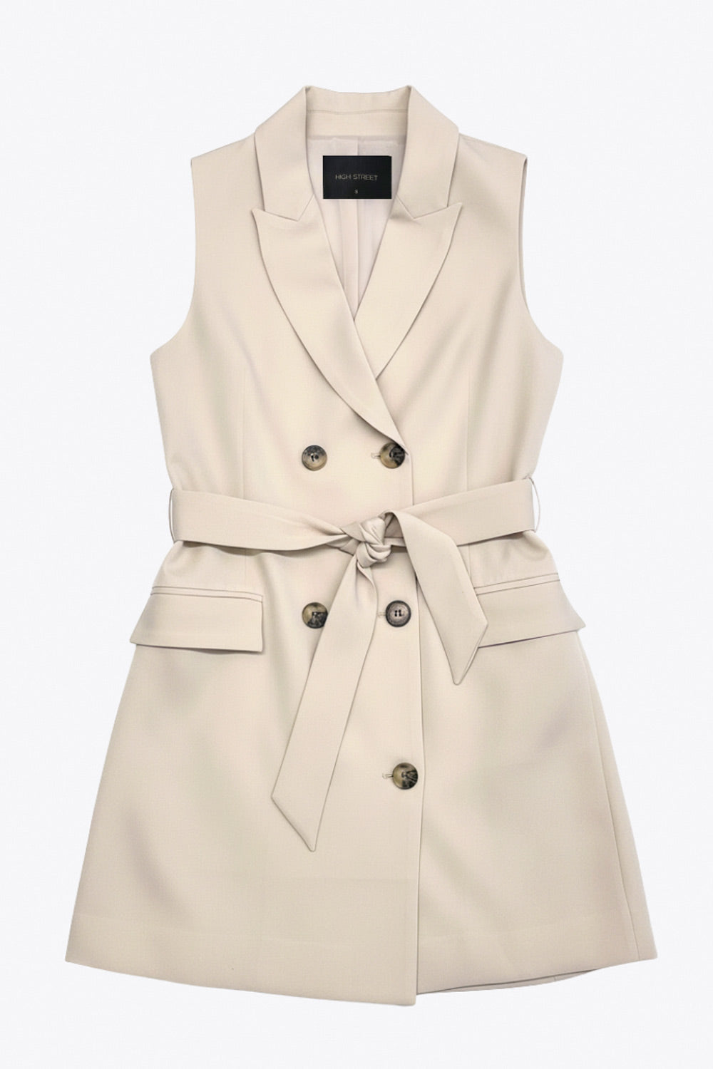 Vestido chaleco con solapa y con doble cruce de botón en contraste. Detalle de bolsillos frontales con cartera, trabillas y cinturón amarrable del mismo tejido.