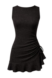 Vestido corto de fit ajustado, cuello redondo, sin mangas, cortes frontales decorativos en diagonal, plisado lateral con jareta ajustable y bajo asimétrico con olanes en borde.