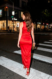 Vestido maxi satinado de fit recto, asimétrico de un hombro, con plisados en hombro, escote diagonal, cruce frontal con plisados en costados y abertura frontal en bajo. Cierre lateral con cremallera oculta.