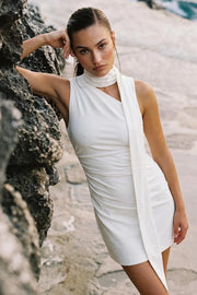 Vestido corto de fit ajustado, asimétrico de un hombro, escote diagonal, plisados en hombro y costados. Detalle de cuello alto con nudo amarrable.