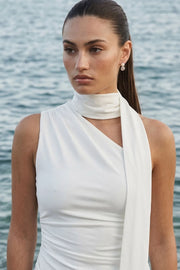 Vestido corto de fit ajustado, asimétrico de un hombro, escote diagonal, plisados en hombro y costados. Detalle de cuello alto con nudo amarrable.