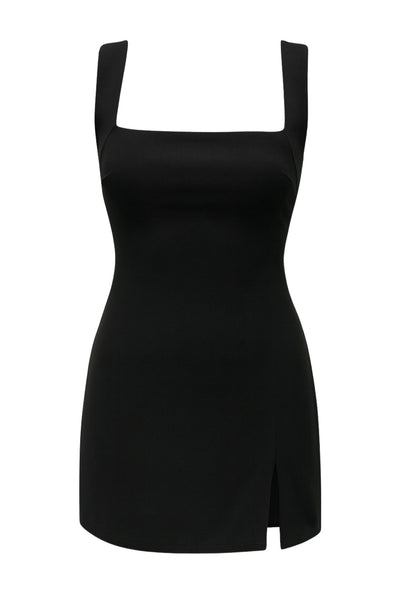 Vestido corto básico de fit ajustado, sin mangas, escote cuadrado, abertura frontal en bajo y cierre posterior con cremallera oculta.