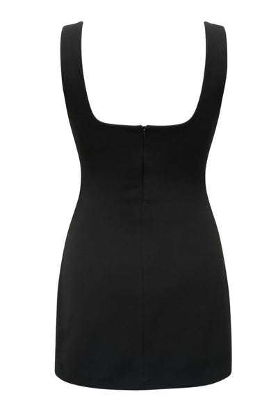 Vestido corto básico de fit ajustado, sin mangas, escote cuadrado, abertura frontal en bajo y cierre posterior con cremallera oculta.