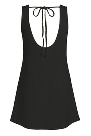 Vestido corto de fit recto, sin mangas, cuello barco y escote en espalda con lazo amarrable posterior. Detalle de textura en tejido.