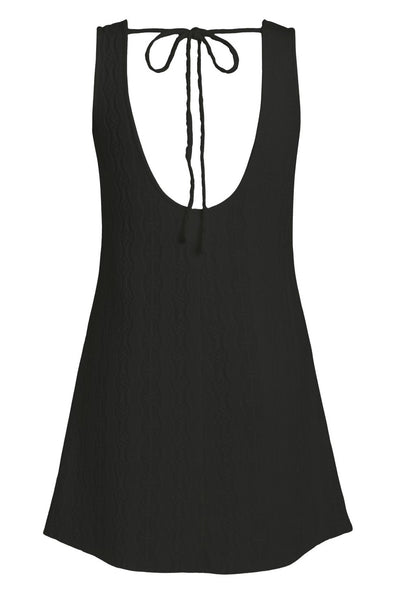 Vestido corto de fit recto, sin mangas, cuello barco y escote en espalda con lazo amarrable posterior. Detalle de textura en tejido.