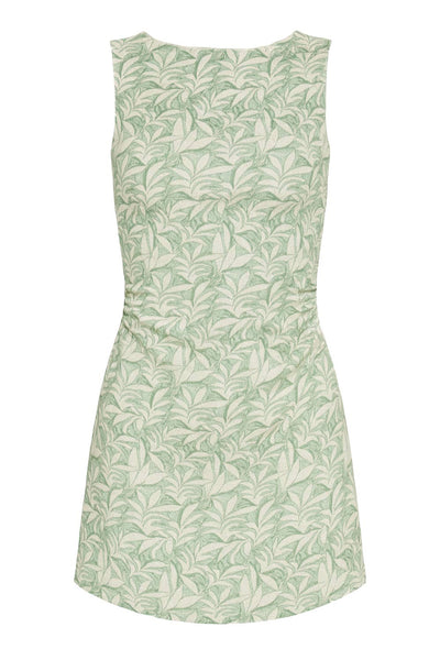 Vestido corto estampado, de fit ajustado, cuello barco, sin mangas y detalle de plisados laterales en cintura.