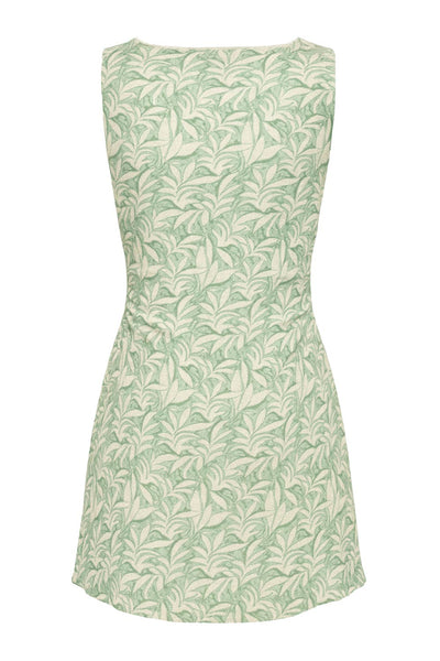 Vestido corto estampado, de fit ajustado, cuello barco, sin mangas y detalle de plisados laterales en cintura.