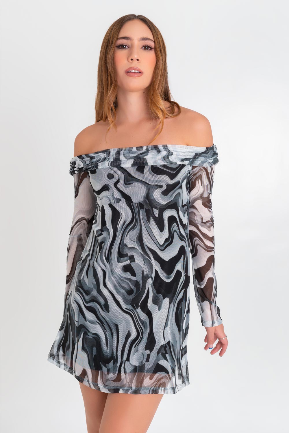 Vestido corto de mesh, estampado abstracto, de corte en a, manga larga en contraste, hombros descubiertos, escote recto con doblez y plisados en borde.