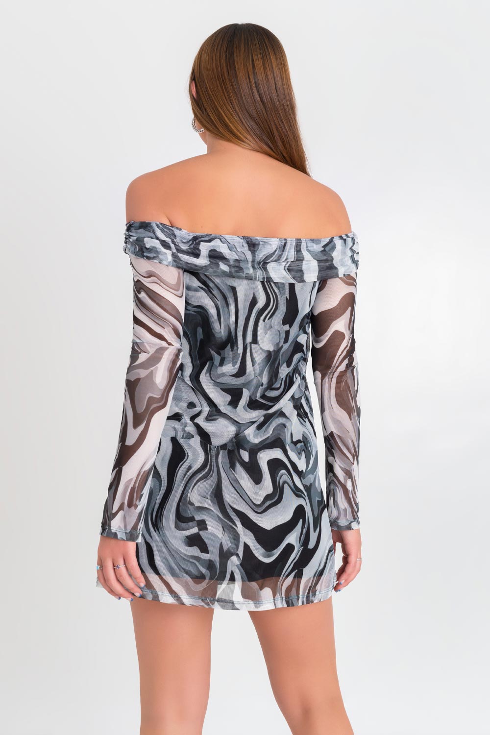 Vestido corto de mesh, estampado abstracto, de corte en a, manga larga en contraste, hombros descubiertos, escote recto con doblez y plisados en borde.