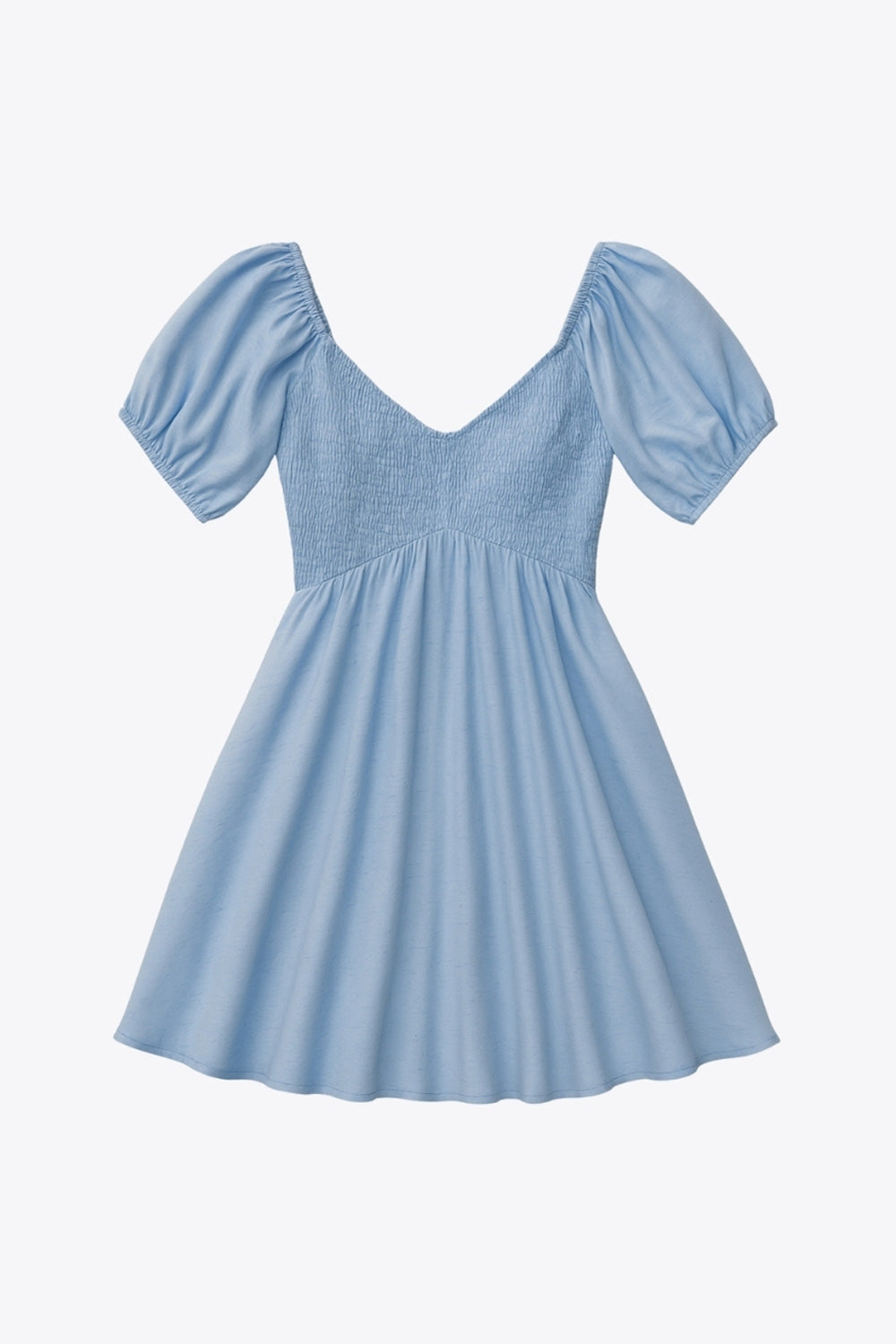 Vestido corto de lino, talle fruncido, escote v, manga corta abullonada con rib elástico en bordes y corte en a con olanes en bajo.