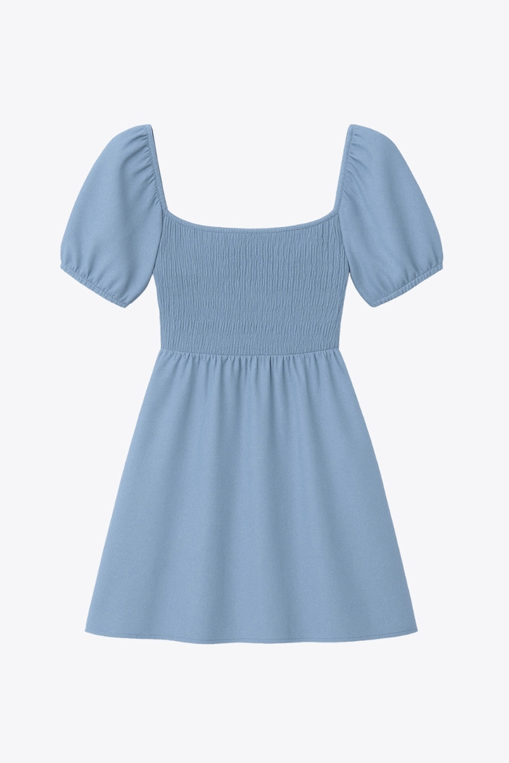 Vestido corto de lino, talle fruncido, escote v, manga corta abullonada con rib elástico en bordes y corte en a con olanes en bajo.