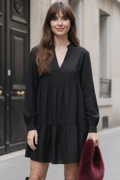 Vestido corto camisero de manga larga abullonada con puño abotonado, corte en a, escote v con costuras, cuello mao y capas con olanes en bajo.