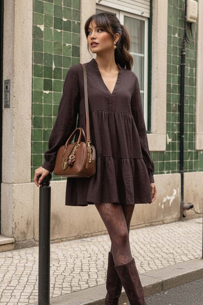 Vestido corto camisero de manga larga abullonada con puño abotonado, corte en a, escote v con costuras, cuello mao y capas con olanes en bajo.