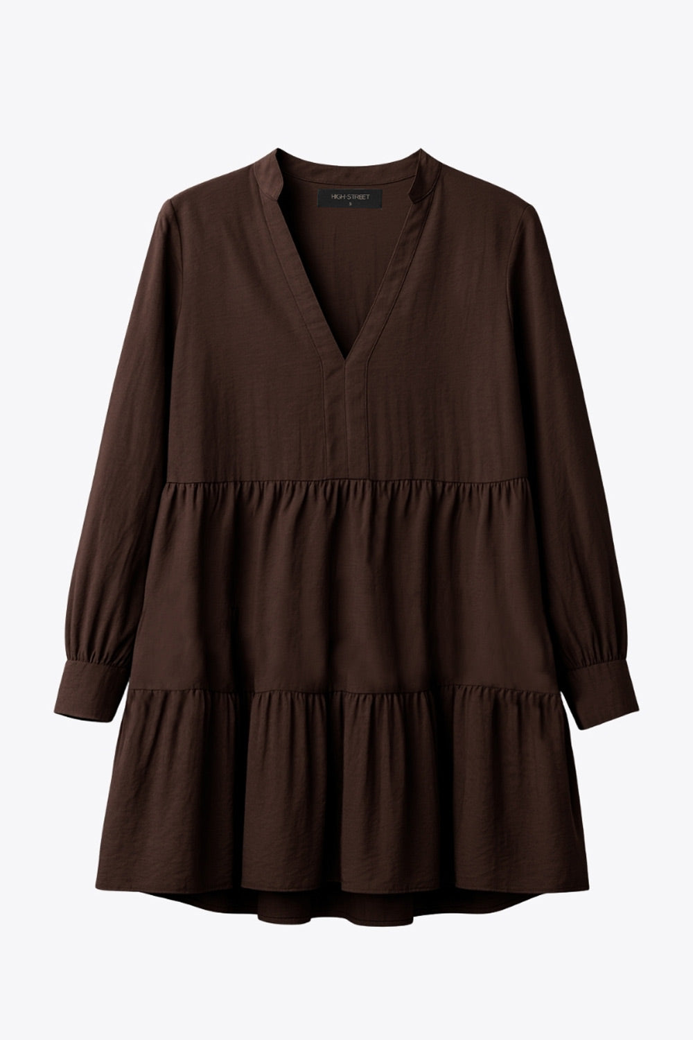 Vestido corto camisero de manga larga abullonada con puño abotonado, corte en a, escote v con costuras, cuello mao y capas con olanes en bajo.