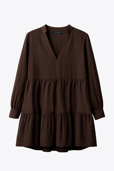 Vestido corto camisero de manga larga abullonada con puño abotonado, corte en a, escote v con costuras, cuello mao y capas con olanes en bajo.