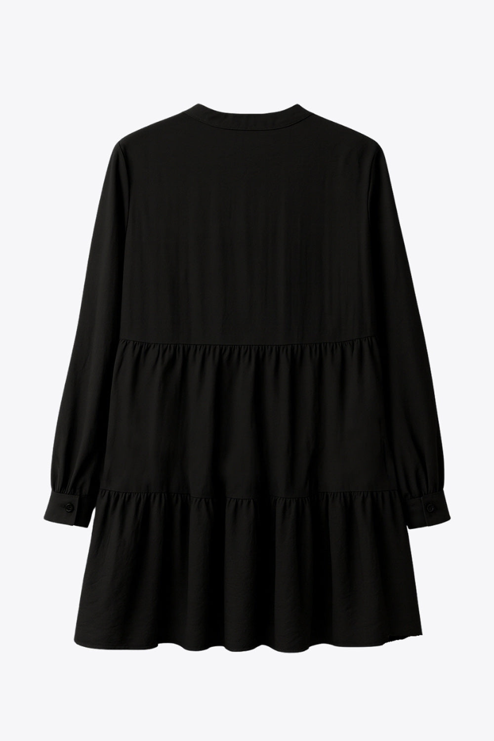 Vestido corto camisero de manga larga abullonada con puño abotonado, corte en a, escote v con costuras, cuello mao y capas con olanes en bajo.