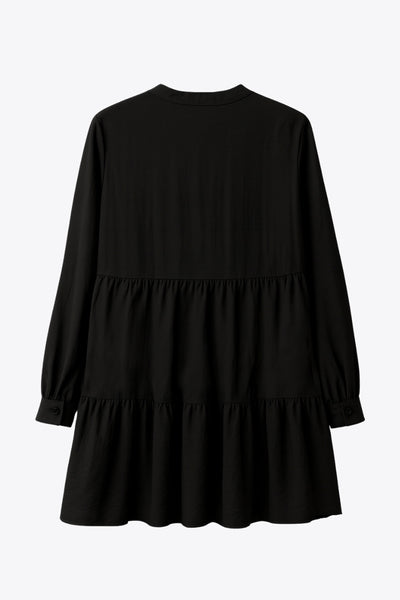 Vestido corto camisero de manga larga abullonada con puño abotonado, corte en a, escote v con costuras, cuello mao y capas con olanes en bajo.