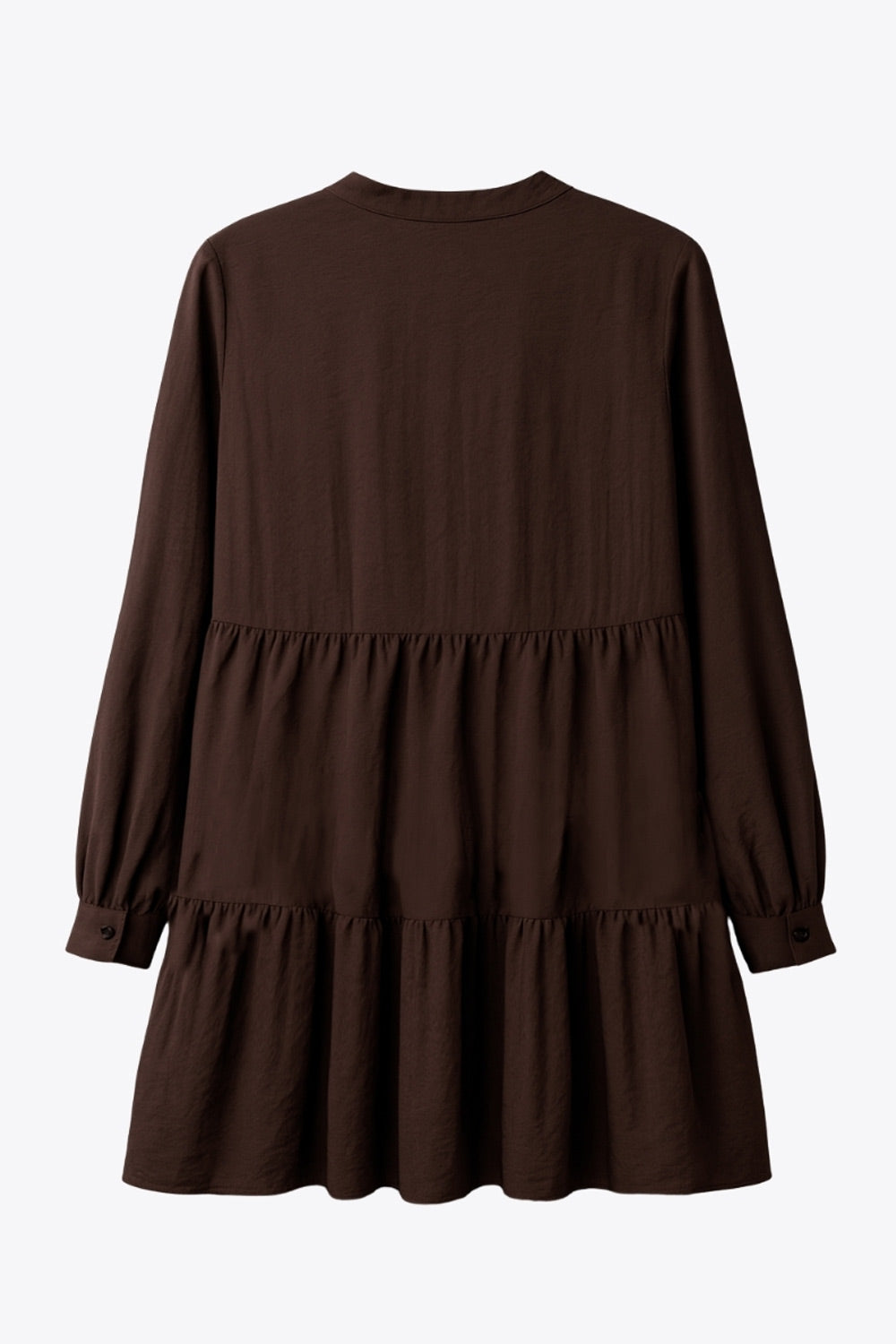 Vestido corto camisero de manga larga abullonada con puño abotonado, corte en a, escote v con costuras, cuello mao y capas con olanes en bajo.