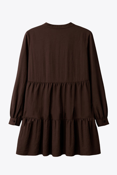 Vestido corto camisero de manga larga abullonada con puño abotonado, corte en a, escote v con costuras, cuello mao y capas con olanes en bajo.