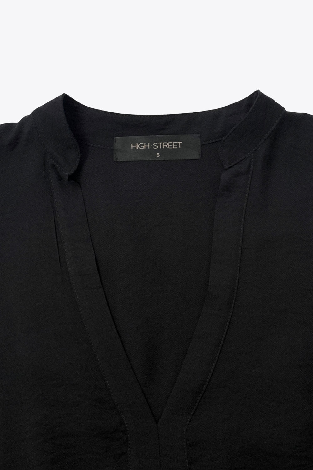 Vestido corto camisero de manga larga abullonada con puño abotonado, corte en a, escote v con costuras, cuello mao y capas con olanes en bajo.