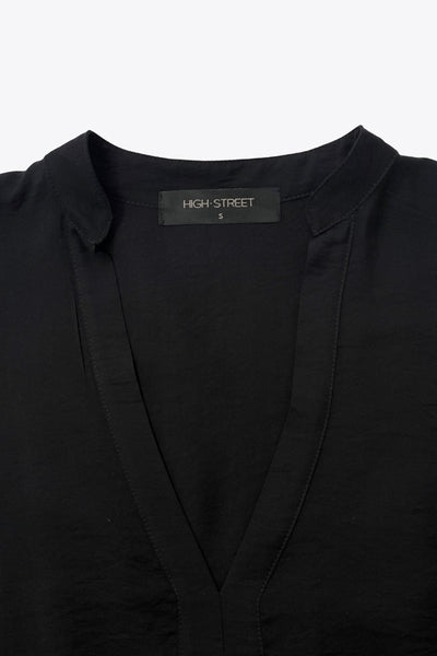 Vestido corto camisero de manga larga abullonada con puño abotonado, corte en a, escote v con costuras, cuello mao y capas con olanes en bajo.