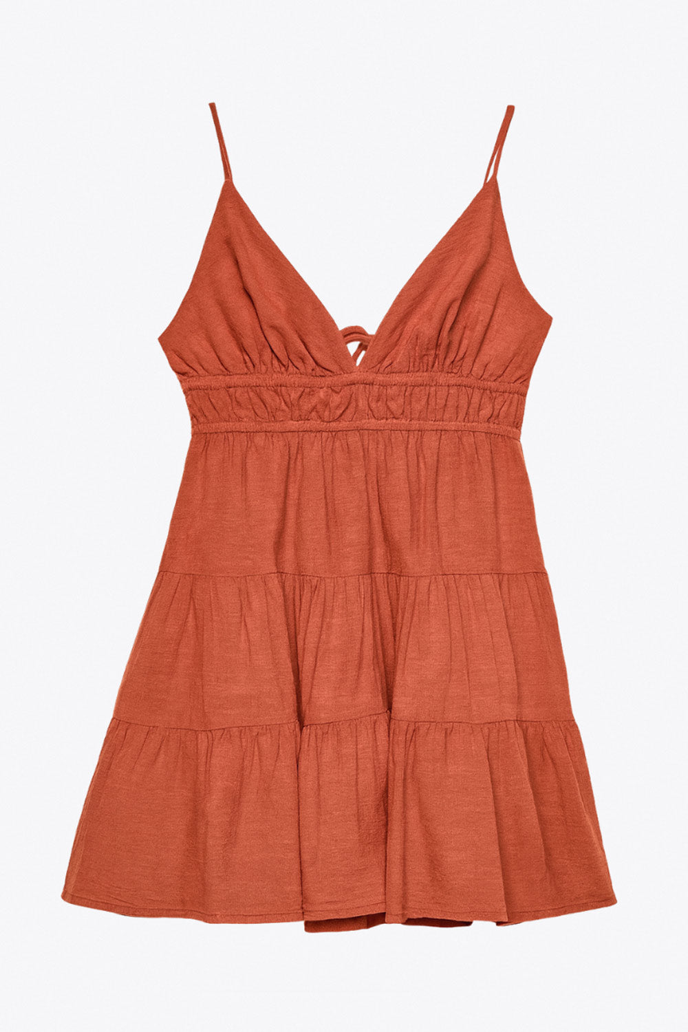 Vestido corto de escote v, corte en a con capas de olanes en bajo, rib elástico en cintura, tirantes delgados con lazado ajustable posterior y escote en espalda.