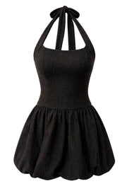 Vestido corto globo de bouclé, cuello halter con lazo amarrable posterior, fit ajustado, escote cuadrado, pinzas frontales, bajo con acabado en volumen y plisados en cadera. Cierre posterior con cremallera visible en contraste.