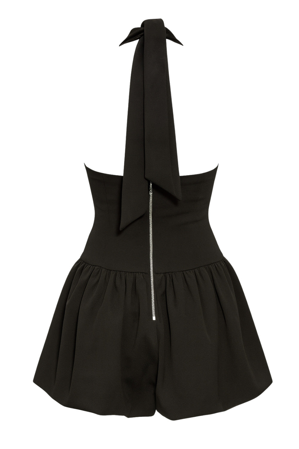 Vestido corto globo de cuello halter con lazo amarrable posterior, fit ajustado, escote cuadrado, cortes frontales, bajo con acabado en volumen y plisados en cadera. Cierre posterior con cremallera visible en contraste.