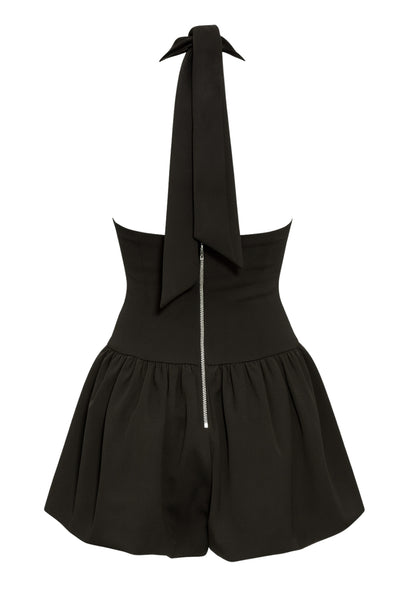 Vestido corto globo de cuello halter con lazo amarrable posterior, fit ajustado, escote cuadrado, cortes frontales, bajo con acabado en volumen y plisados en cadera. Cierre posterior con cremallera visible en contraste.