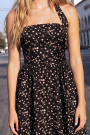 Vestido corto de estampado floral, cuello halter con rib elástico, sin mangas, escote recto, cortes frontales, detalle frontal v en cintura con plisados y fruncido en espalda.