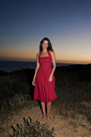 Vestido midi de lino, cuello halter, sin mangas, escote recto, corte en a, corte v en cintura con plisados y fruncido en espalda.