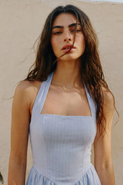 Vestido corto de cuello halter, estampado rayas, sin mangas, escote recto, corte en a, corte v en cintura con plisados y fruncido en espalda.