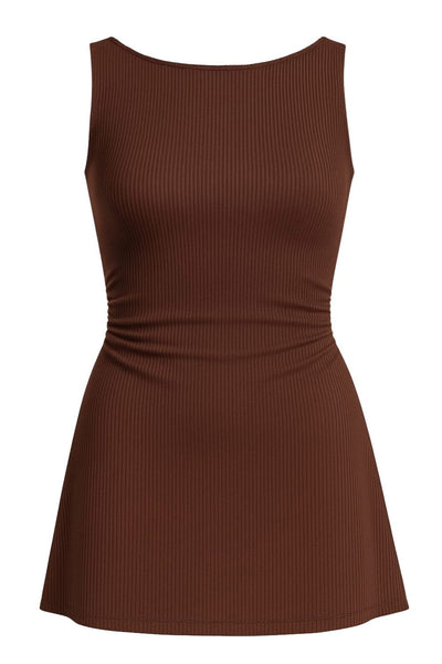 Vestido corto básico canalé de fit ajustado, sin mangas, corte en a, cuello barco y plisados en laterales en cintura.