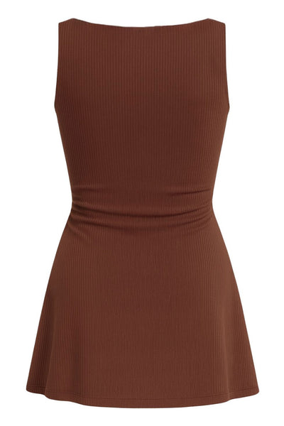 Vestido corto básico canalé de fit ajustado, sin mangas, corte en a, cuello barco y plisados en laterales en cintura.