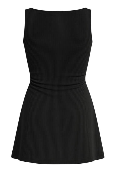 Vestido corto básico canalé, de corte en a, cuello barco, sin mangas y detalles plisados en costado.