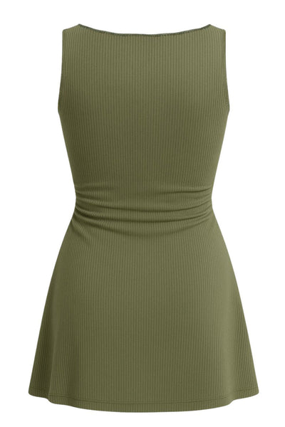 Vestido corto básico canalé, de corte en a, cuello barco, sin mangas y detalles plisados en costado.