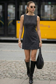 Vestido básico corto de estampado rayas, fit recto, pinzas frontales, sin mangas, cuello barco y lazo amarrable en cintura. Cierre posterior con cremallera oculta.